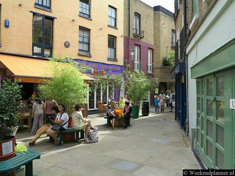 De kleurrijke winkels en cafés van Neal's Yard liggen tussen de winkelstraatjes Monmouth Street en Shorts Gardens, niet ver van Covent Garden.