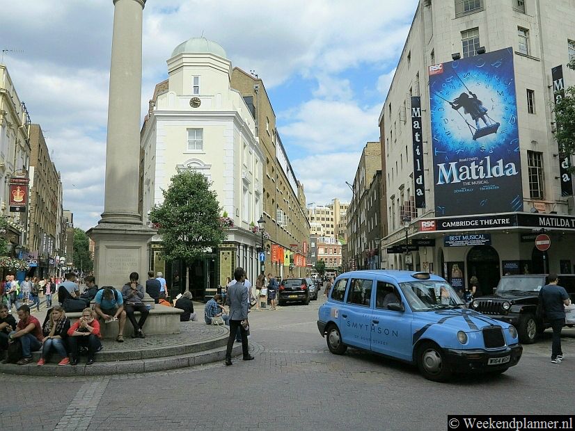In de 19de eeuw was Seven Dials een beruchte sloppenwijk. Dickens schreef er al over: "The stranger who finds himself in the Dials for the first time...at the entrance of Seven obscure passages, uncertain which to take, ..". Het kan verkeren!