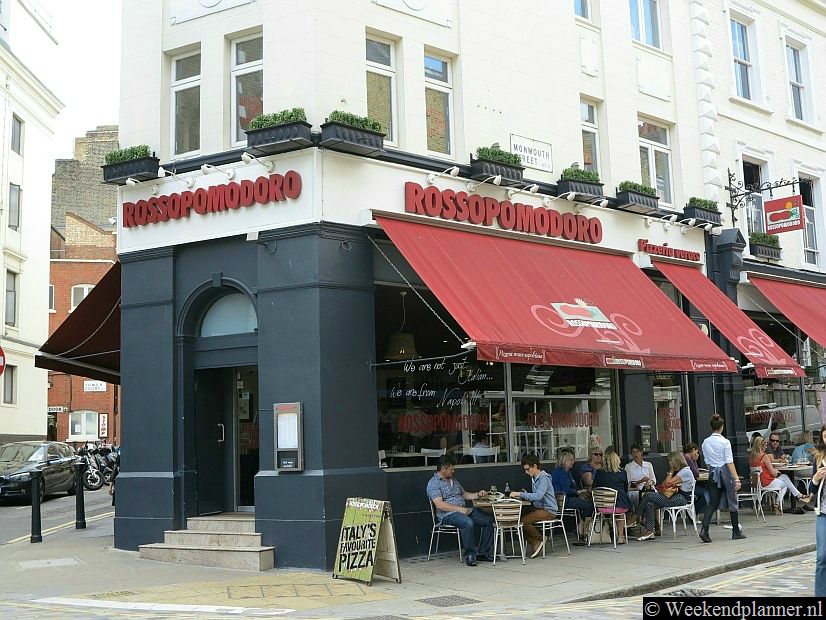 Deze pizzeria op de hoek van Monmouth Street ligt vlakbij Leicester Square maar hier heb je hier wel alle ruimte om te zitten. Foto's van het nabijgelegen Leicester Square.