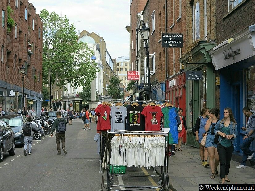  In Earlham Street vind je o.a. het winkeltje The Vintage Showroom met kleding uit de vijftiger jaren van de vorige eeuw voor mannen. Tip: Winkelen in Londen.