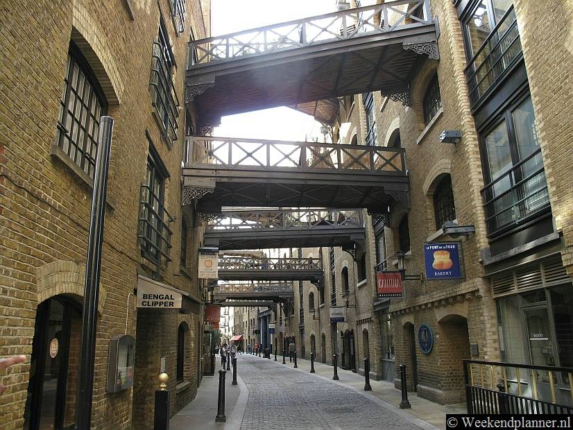 Naast de Tower Bridge ligt de 19de eeuwse straat Shad Thames. De hele wijk is naar deze straat genoemd.  Hier zie je nog de Victoriaanse pakhuizen aan de Theems.Tip: De attracties van Shad Theems.