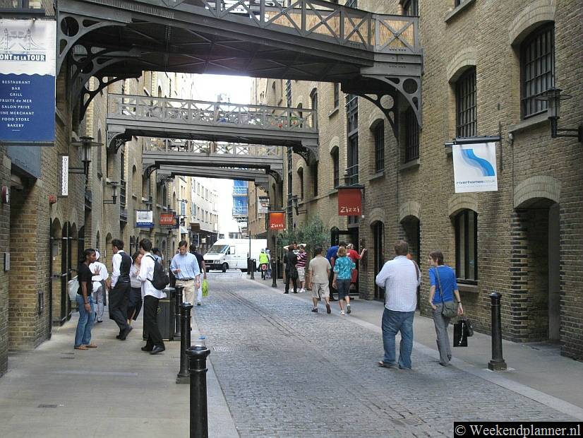 In de straat Shad Thames zijn de pakhuizen omgebouwd tot appartementen en restaurants.Tip: De attracties van Shad Theems.