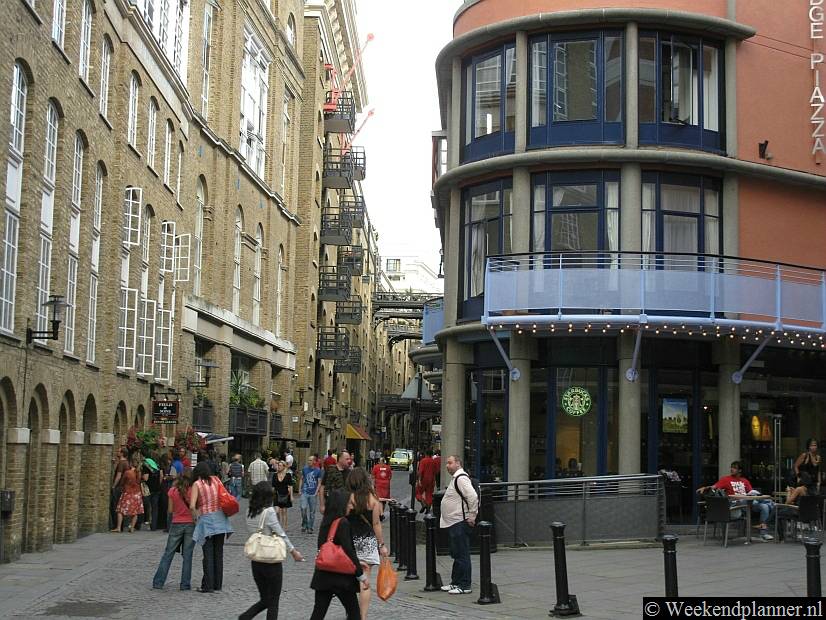 Dit is Shad Thames zoals je het ziet als je naast de Tower Bridge staat.Tip: De attracties rond de Tower Bridge.