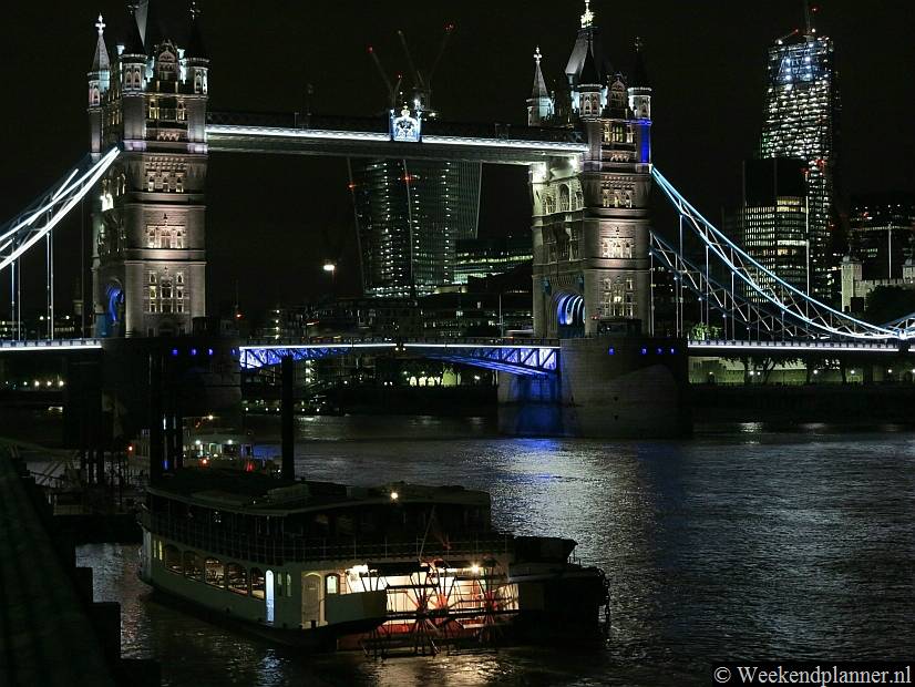 De Tower Bridge is overal aan de oever van Shad Thames te zien.Tip: Als je over de brug loopt kom je bij de Tower.