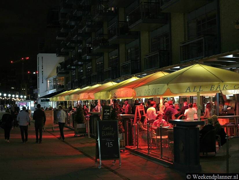 Langs de Theems loopt een pad met restaurants en pubs. Er zijn verwarmde terrasjes dus je kunt hier eten met uitzicht op de Tower Bridge. Het witte gebouw is het Design Museum.Foto's van het nabijgelegen More Londen.
