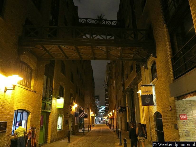 In de avond lijkt Shad Thames wel wat op de wereld van Dickens. Maar je kunt er nu in één van de vele Italiaanse of Indiase restaurants eten.Tip: Lekker eten in Londen.