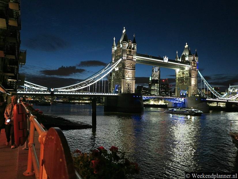 Nergens heb je een zo mooi uitzicht op de Tower Bridge als hier in de avond.Tip: De attracties rond de Tower Bridge.