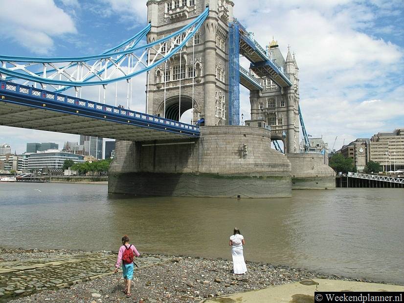 Bij laag water kun je bij het eerste pakhuis in Shad Thames via een trap naar het "strand". Met wat geluk kun je hier tussen de stenen antieke pijpenkopjes vinden.Tip: Strandjutten bij de Theems in Londen.