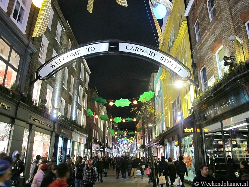 Carnaby Street is een trendy winkelstraat in Soho. Tip: De hippe winkels van Carnaby Street .