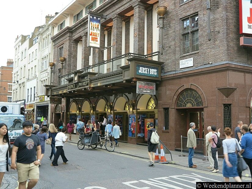 De Prince Edward Theatre in Old Compton Street.Tip: Naar het theater in Londen.