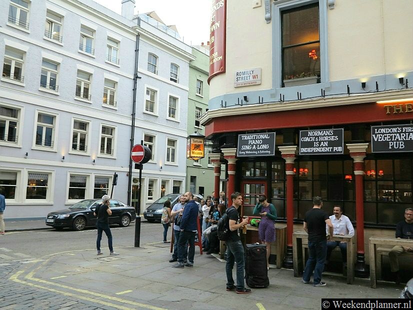 Norman's Coach & Horses is een vegetarische pub in Romilly Street. Tip: Ga eens naar een Engelse pub.
