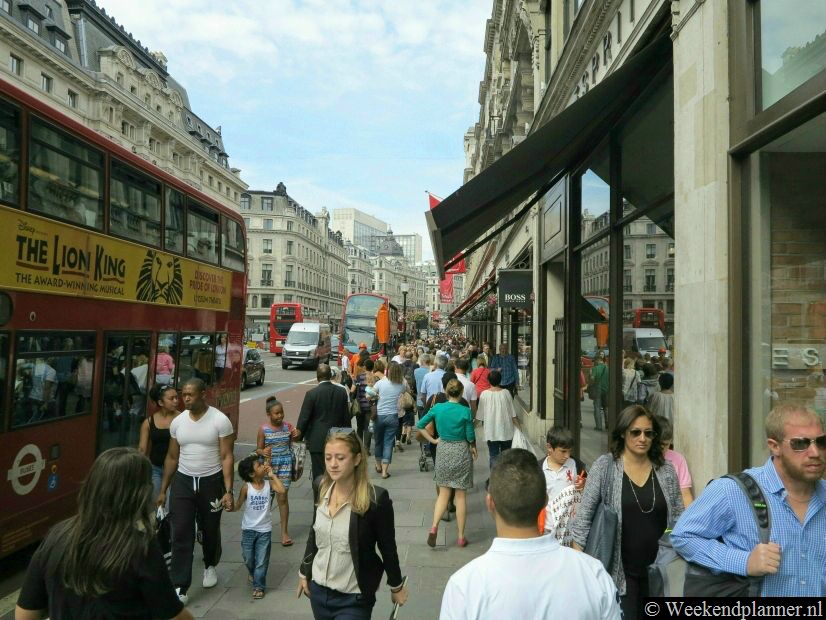 Als je de winkels van Regent Street gezien hebt loop je zo door naar die andere grote winkelstraten van Londen: Oxford Street en Piccadilly. De winkelstraat Carnaby Street is ook een zijstraat van Regent Street.Foto's van een dagje winkelen in Regent Street.