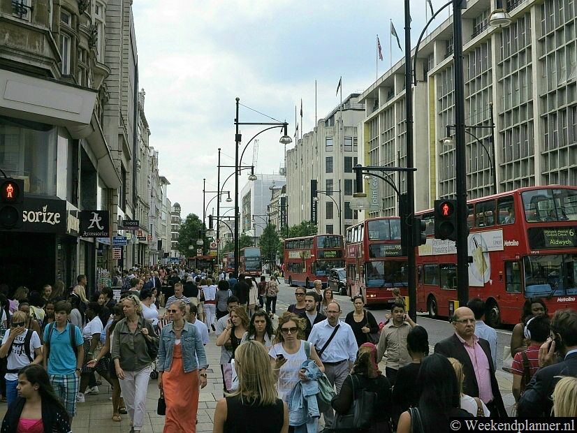 Oxford Street is een lange winkelstraat met grote warenhuizen als het beroemde Selfridges en grote vestigingen van Debenhams en John Lewis. Foto's van een dagje winkelen in Oxford Street.
