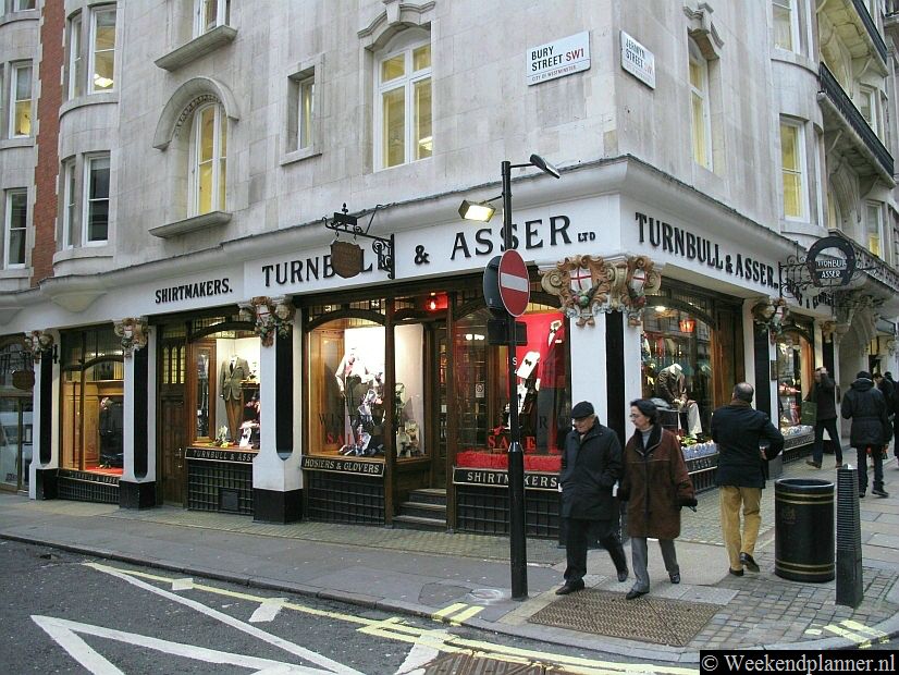 Dandy's deden en doen hun inkopen in St. James. Dit is het gebied ligt tussen Trafalgar Square, Piccadilly Circus, Green Park en  Buckingham Palace.Foto's van een bezoek aan de bijzondere winkels in St James.