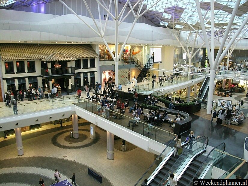 Het grote winkelcentrum Westfield Shopping Centre in de wijk White City/Shepherds Bush is ideaal om een dagje te winkelen als het regent of koud is. Er zijn ongeveer 380 winkels, zo'n 70 eetgelegenheden en een grote bioscoop.Foto's van een bezoek aan het  winkelcentrum Westfield.