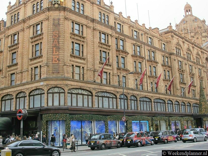 De winkelstraat Brompton Road ligt in de wijk Knightsbridge, niet ver van Hyde Park. In het warenhuis Harrods is bijna alles te koop en je kunt er wel een dag rondlopen. Er zijn echter meer leuke winkels in Brompton Road.Foto's van een bezoek aan het reusachtige warenhuis Harrods.