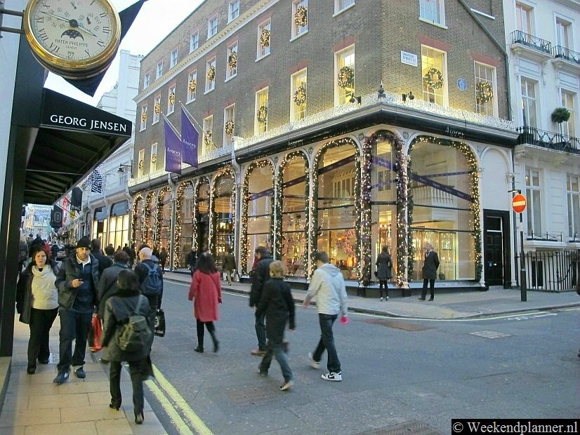 Tussen de winkelstraten Oxford Street en Piccadilly liggen de winkelstraten New Bond Street en Old Bond Street. De winkels zijn duur maar heel exclusief.Tip: Foto's van een bezoek aan de overdekte antiekmarkt Grays.