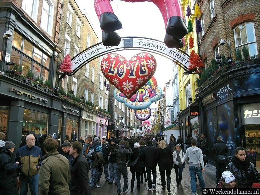 Carnaby Street is een bekende winkelstraat uit de jaren zestig. Ooit hip en trendy maar nu nog steeds leuk. Het is een zijstraat van Regent Street.Tip: De hippe winkelstraat Carnaby Street.