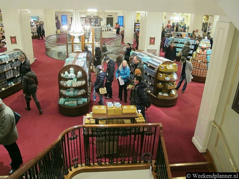 Het chique warenhuis Fortnum & Mason oogt nog steeds 19de-eeuws. Je butler kan er nog steeds de gevulde picknickmanden van toen kopen en voor een Afternoon Tea ben je er met een gevulde beurs aan het juiste adres.Foto's van een bezoek aan het warenhuis Fortnum & Mason.