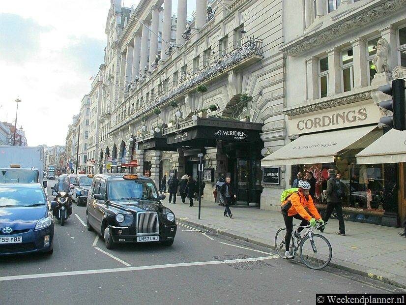 Piccadilly is een chique winkelstraat die vanaf Piccadilly Circus naar Green Park loopt. In Piccadilly staat het oudste warenhuis, Fortnum & Mason uit 1707, en de oudste boekwinkel, Hatchard's uit  1795.Foto's van de chique winkelstraat Piccadilly.
