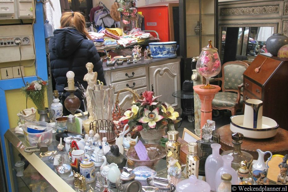 De beroemde Le Marché Aux Puces de Saint-Ouen is de grootste vlooienmarkt ter wereld. Er zijn eigenlijk heel veel markten en iedere markt bestaat weer uit heel veel winkeltjes. In de duizenden winkeltjes koop je echter meestal geen rommel meer.  Tip: Bezoek de rommelmarkten van Le Marché Aux Puces de Saint-Ouen.