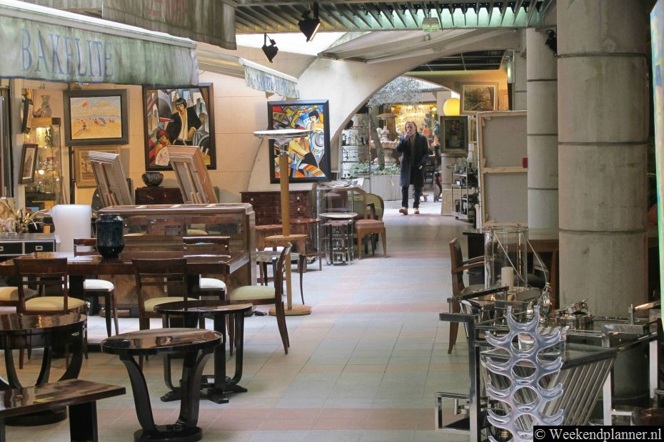 In Marché Malassis vind je naast antiek ook kunst. Goedkoop is het er niet maar het is wel leuk om er eens te kijken. Het is een mooie hal maar jammer genoeg staan er op de tweede verdieping veel units leeg.Foto's van een bezoek aan de markt Marché Malassis.