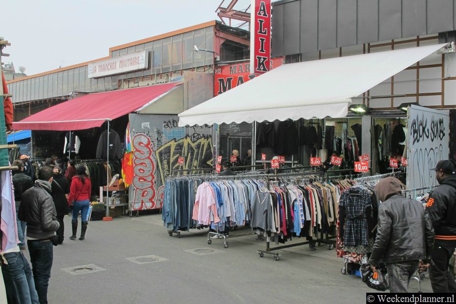 Rondom de antiekmarkt zijn straten en hallen met dit soort producten. Als je nog goedkope schoenen, kleding of batterijen nodig hebt dan moet je hier zijn. Aan de rand van deze markt wordt rommel verkocht wordt die men elders afval zou noemen.Tip: Andere markten in Parijs.