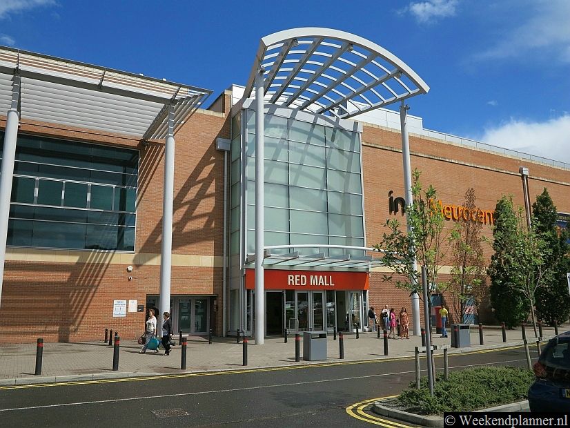 Buiten Newcastle aan de rand van Gateshead ligt het grote winkelcentrum MetroCentre. Vanaf het centraal station van Newcastle kun je met de trein of met bus 100 rechtstreeks naar MetroCentre reizen.Foto's van een bezoek aan het winkelcentrum Intu MetroCentre.