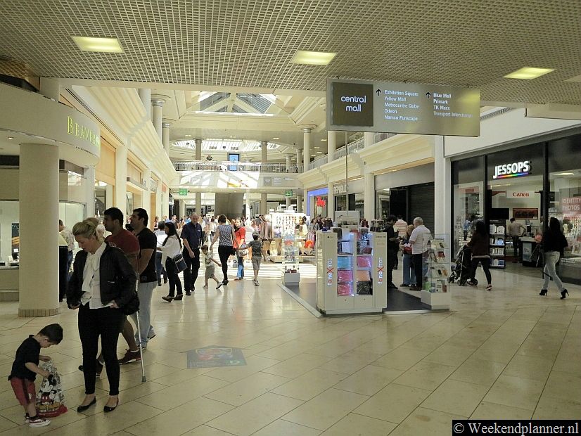 MetroCentre is iedere dag geopend van 9.00 tot 18.00 uur. Op zondag zijn de winkels geopend van 11.00 tot 17.00. De restaurants en de bioscoop zijn langer open.