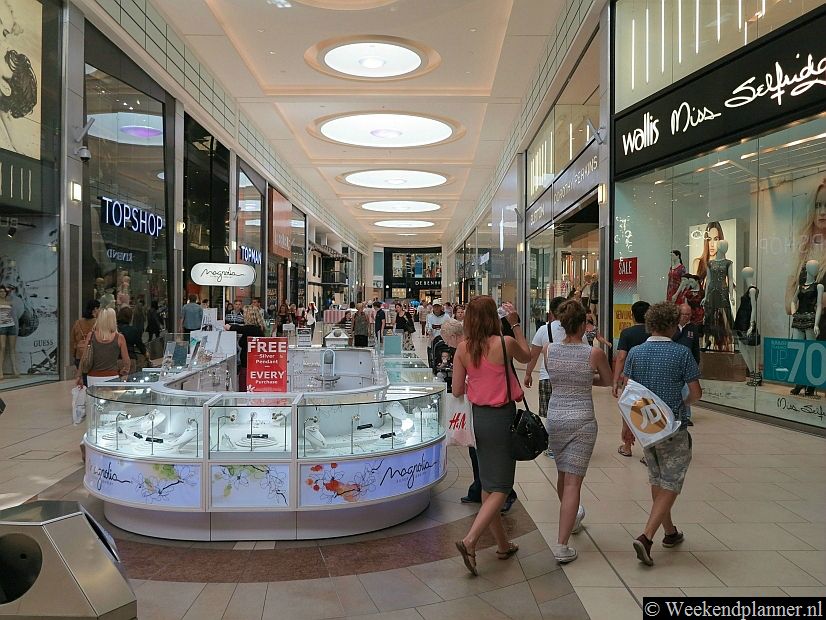 De meeste winkels in het centrum van Newcastle zijn in het winkelcentrum Eldon Square. Het winkelcentrum ligt tussen de metrostations Monument en Haymarket.Tips: Een weekend shoppen in Newcastle.