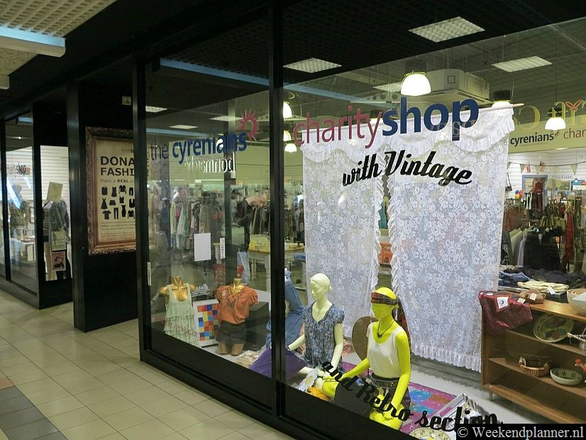 Dit soort winkels vind je overal in Engeland. Hier kun je tweedehands en zelfgemaakte producten kopen voor het goede doel. In winkelcentrum Eldon Square is ook zo'n winkel.Foto's van een weekend winkelen in Newcastle.