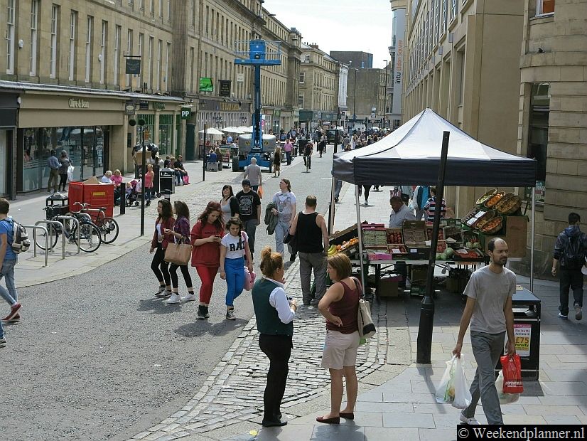 Veel toeristen komen met de veerboot uit IJmuiden voor een weekend naar Newcastle en gaan dan vooral winkelen. Hier zie je de winkelstraat Grainger Street richting het Centraal Station.Tip: Een weekend in Newcastle.