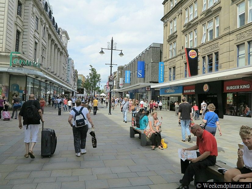 In Newcastle liggen de belangrijkste winkelstraten en het winkelcentrum Eldon Square dichtbij elkaar rond metrostation Monument. Op de foto zie je de grootste winkelstraat van Newcastle, Northumberland Street.Tips: Een weekend shoppen in Newcastle.