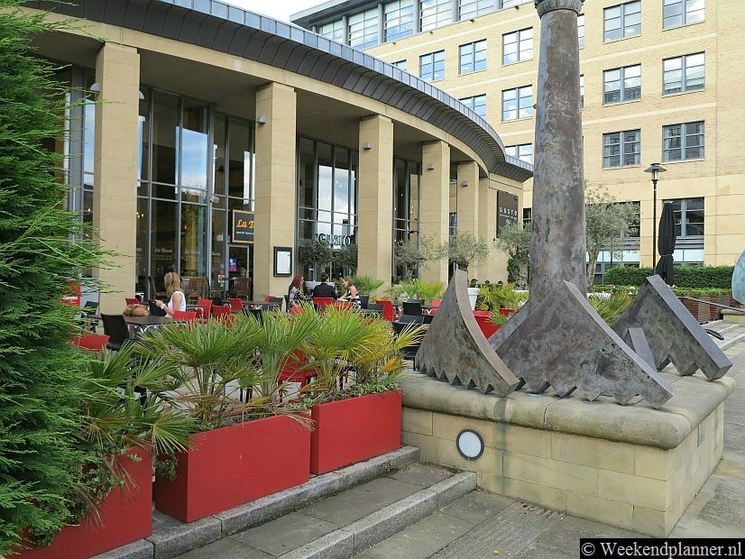 Bij de voetgangersbrug Gateshead Millennium Bridge ligt Quayside met dit soort fraaie restaurants en pubs.Tip: Er  zijn enkele goede hotels in Newcastle.