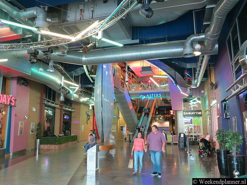 The Gate is een entertainment complex vlakbij Monument. Hier is een grote bioscoop, een casino, diverse bars en nightclubs en een aantal restaurants waaronder een vestiging van Nando's en van Pizza Hut.Tips: Een weekend shoppen in Newcastle.