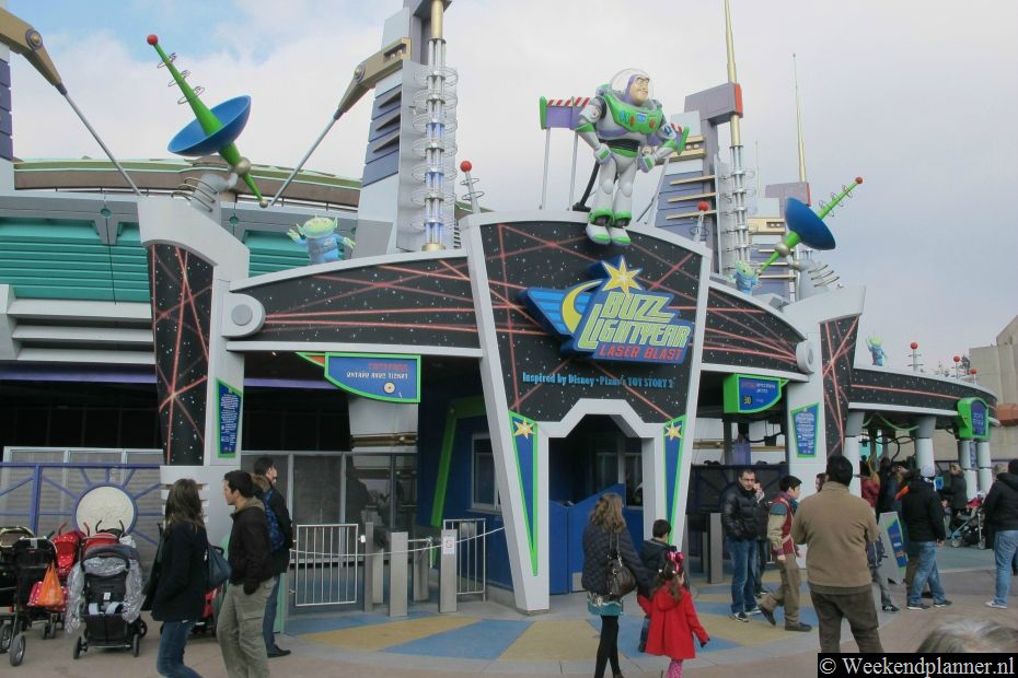 Tijdens de Buzz Lightyear Laser Blast moet je in het donker tijdens de rit met een laser pistool op objecten schieten. Je voertuig kan helemaal ronddraaien tijdens de rit dus gemakkelijk is het niet. Buzz legt je voor de rit uit waar je op moet schieten.Foto's van het nabijgelegen Adventure Land.