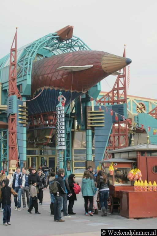 Videopolis is een groot theater met restaurant in de stijl van een ruimteschip. Er zijn weinig voorstellingen en de zaal wordt dan ook meestal gebruikt om in te eten. Het ruimtevaartuig in de ingang komt overigens uit de geflopte  film The Island at the Top of the World (1974).