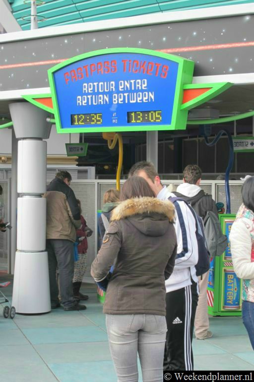 Populaire attracties als Space Mountain en Buzz Lightyear Laser Blast hebben altijd lange wachtrijen dus je kunt beter een tijd reserveren met een gratis Fast Ticket.Tips: De hotels van Disneyland Parijs.