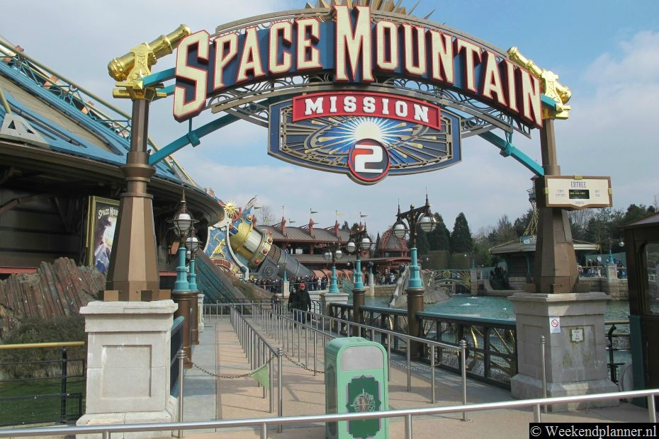 Space Mountain:  Mission 2 is een overdekte achtbaan. Als inspiratie diende het boek Van de Aarde naar de Maan van Jules Verne.Foto's van een bezoek aan Disneyland Parijs.