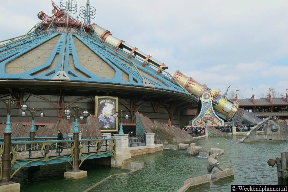 In Space Mountain word je net als de hoofdpersonen in het boek van Jules Verne met een kanon naar de maan geschoten. Daarna raas je in een achtbaan door het bouwwerk.Foto's van het nabijgelegen  Fantasy Land.