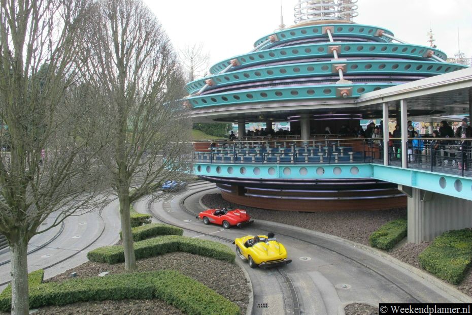 De wagentjes zijn zelfstandig te besturen maar ze zijn wel geschikt voor kinderen. Een rit duurt tussen de 7 en de 10 minuten.Tips: Informatie over Disneyland Parijs.