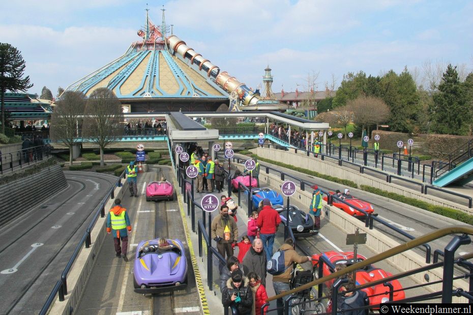 De attractie Autopia is een circuit met auto´s in de jaren vijftig stijl. Autofabrikant Ford is de sponsor.Foto's van het gratis toegankelijke Disney Village.