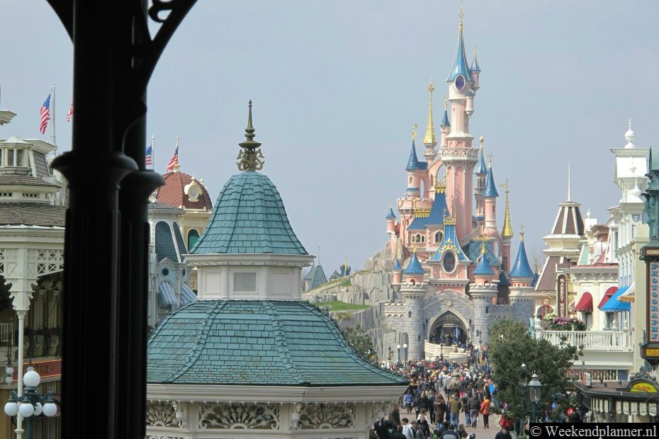 Vanuit Mainstreet loop je door het kasteel van Doornroosje Fantasyland binnen. In Fantasyland is het thema sprookjes en Fantasyland doet dan ook denken aan de Efteling. Tips: Een bezoek aan Disneyland Parijs.