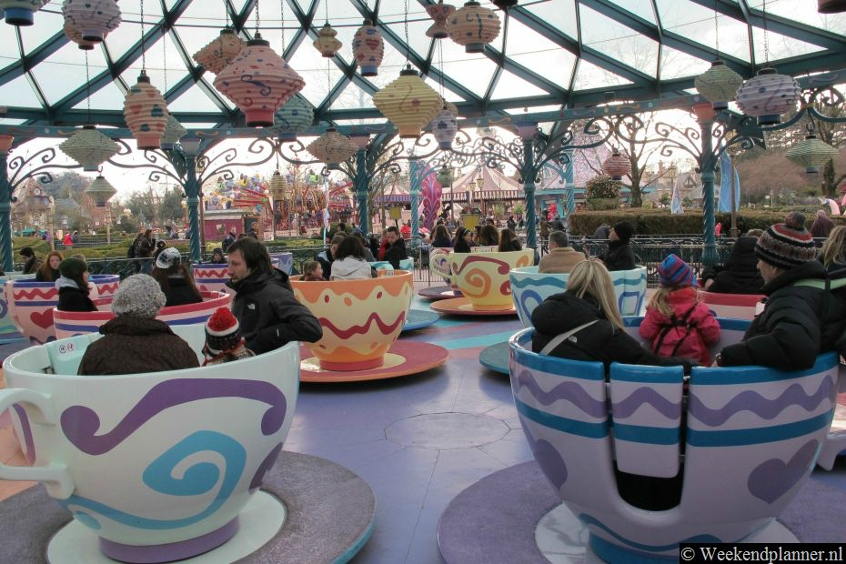 In de Mad Tea Party draai je in een kopje rond. Deze attractie is geïnspireerd door Alice In Wonderland.Tips: Disneyland Parijs: Main Street USA.