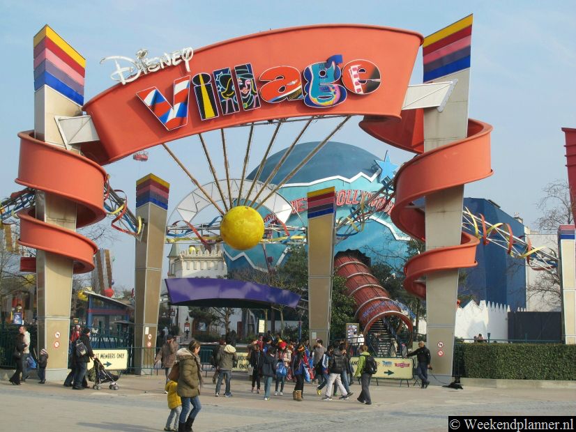 De ingang van Disney Village ligt naast Disneyland Parijs en tegenover het station. Dit deel van Disneyland is vrij toegankelijk. In Disney Village vind je restaurants, winkels en uitgaansmogelijkheden. Tips: Disneyland Parijs.