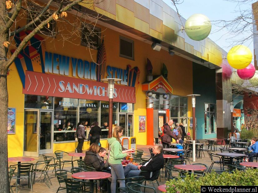 In Disney Village vind je veel restaurants en eethuizen. Hier zie je New York Style Sandwiches.