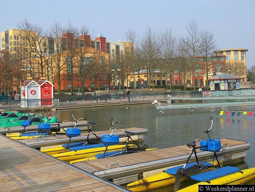 Tussen Disney Village en de hotels ligt een vijver met waterfietsen. Op de achtergrond zie je een aantal hotels.Tips: De hotels van Disneyland Parijs.