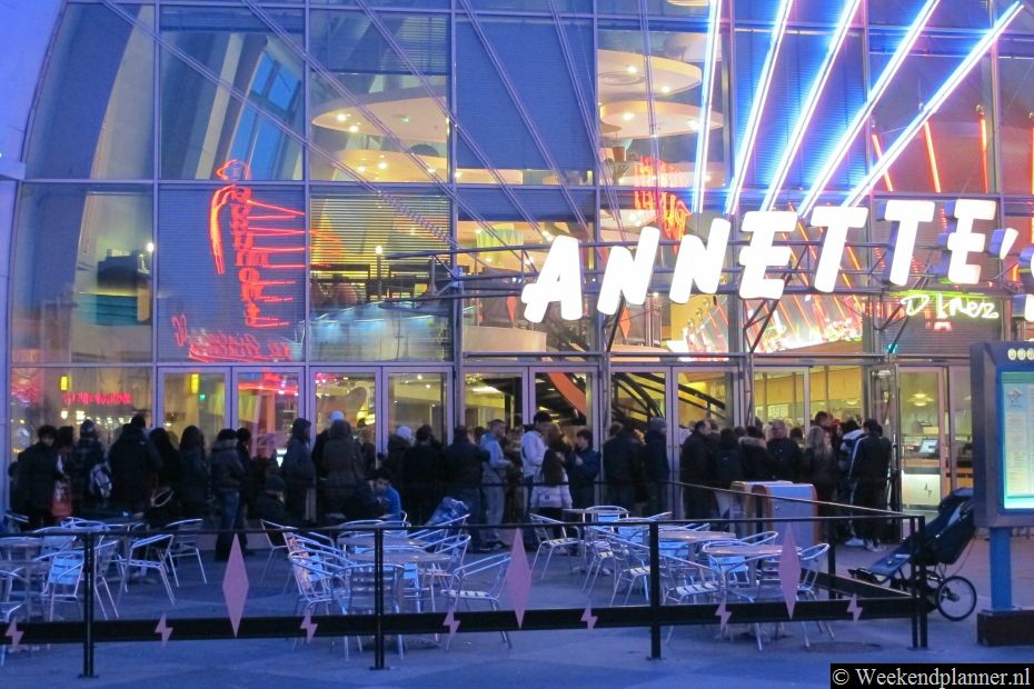 Annette's Diner is een fastfood-restaurant met als thema de jaren '50. In de avond staat er meestal een lange rij voor Annette.