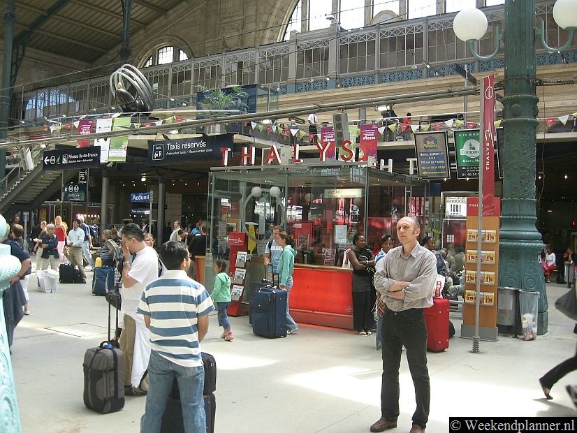Op het station kun je verder reizen met de RER (stadstrein), de metro en er is een busstation.Tips: Reizen met het openbaar vervoer van Parijs.