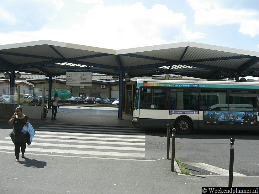 Dit is het busstation naast Gare du Nord. Naast het busstation zijn veel Indiase restaurants waar je goedkoop en lekker kunt eten.Tips: De indiase restaurants en winkels bij Garde du Nord.